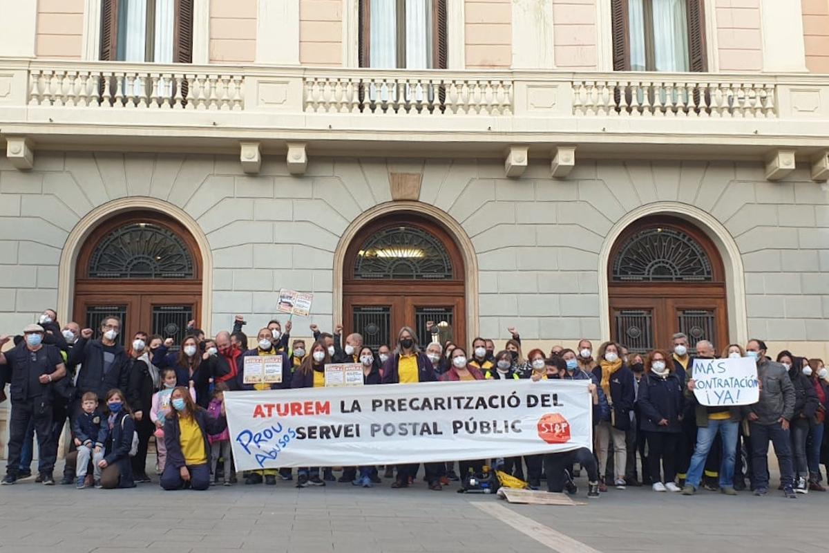 Trabajadores de Correos en una concetración delante del Ayuntamiento de Sabadell este mes de abril 2021
