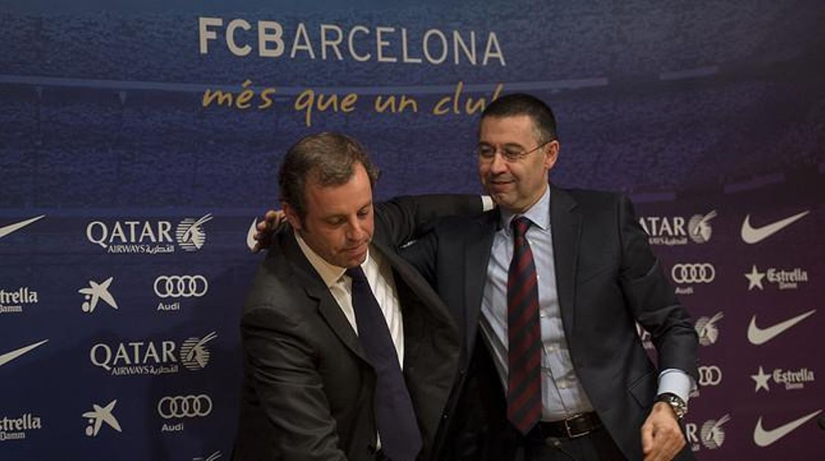 Sandro Rosell abraza a Josep Maria Bartomeu, su sucesor en la presidencia del Barça. Sandro Rosell abraza a Josep Maria Bartomeu, su sucesor en la presidencia del Barça.