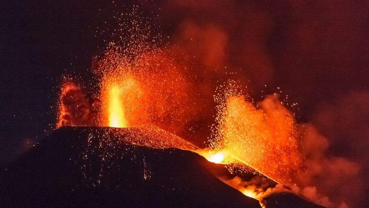 Una ola de lava emerge al romperse una boca del cono principal del volcán Una ola de lava emerge al romperse una boca del cono principal del volcán