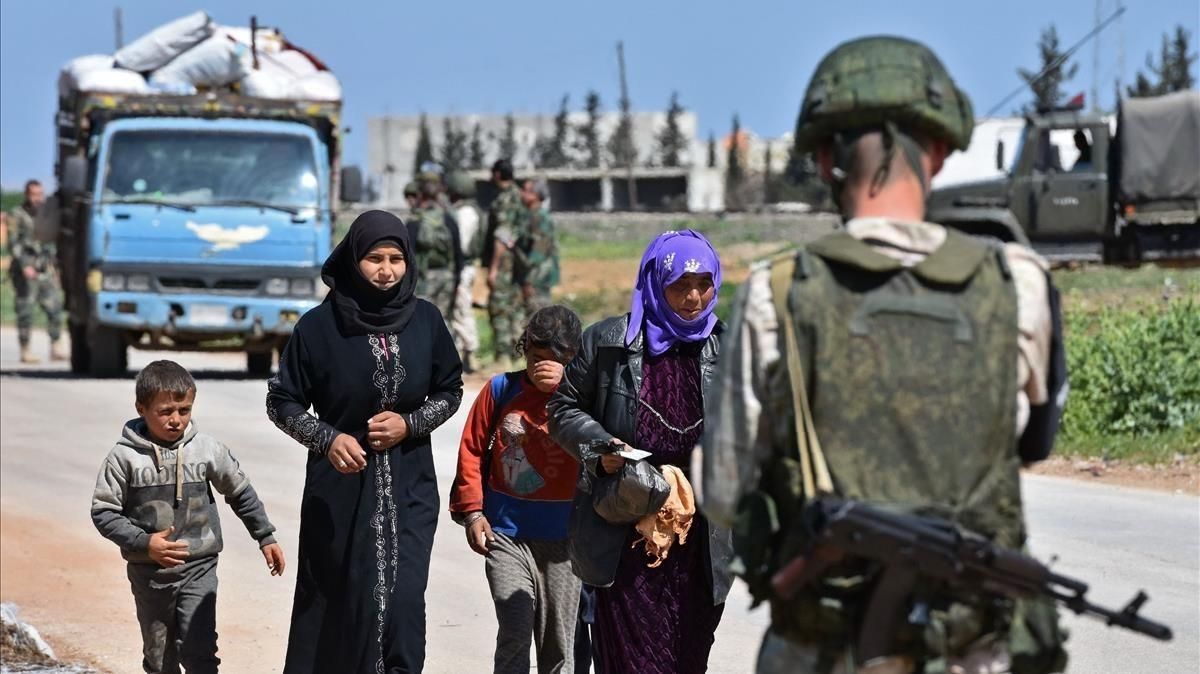 Refugiados sirios huyen de las zonas controladas por los rebeldes. Refugiados sirios huyen de las zonas controladas por los rebeldes.