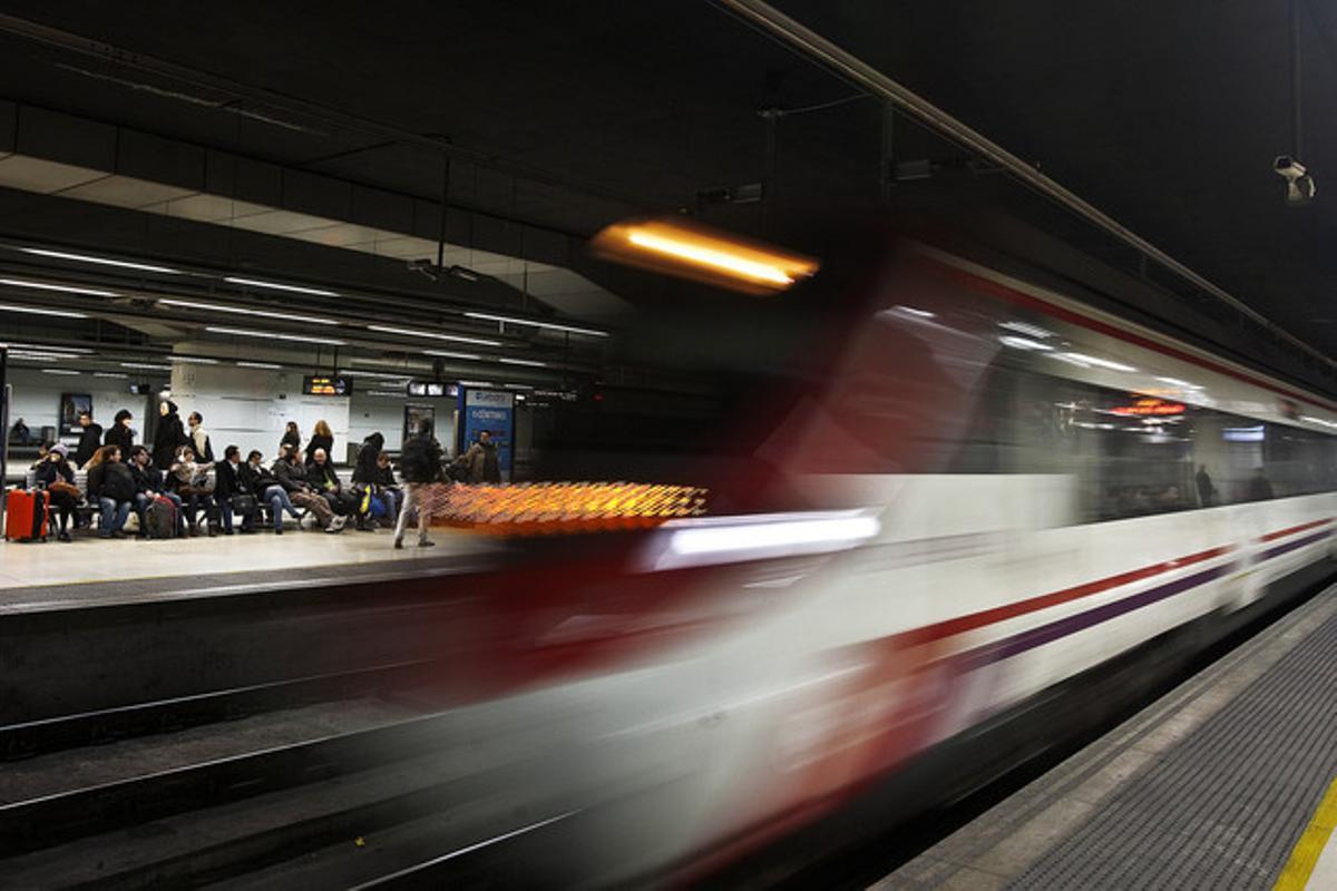 Un tren de Rodalies, en la estación de Sants, en Barcelona.
