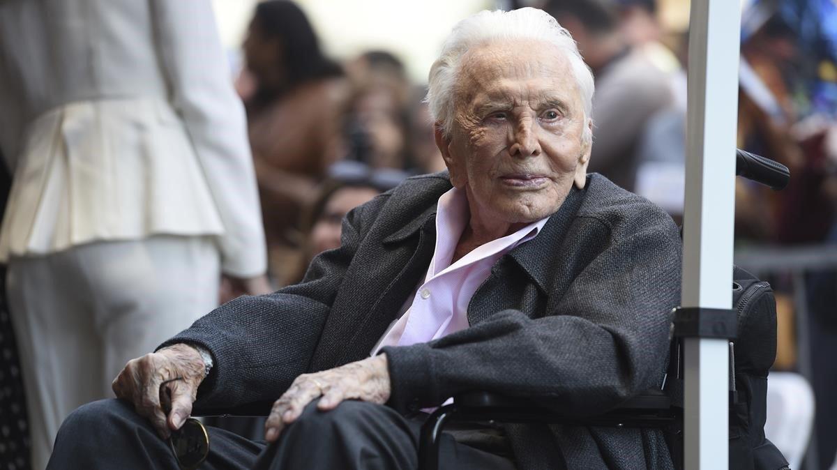 Kirk Douglas, a sus 102 años, el pasado 6 de noviembre en el paseo de la fama de Los Ángeles.