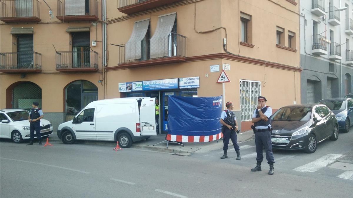 Agentes de los Mossos custodian la puerta de un locutorio de Ripoll registrado en relación con los atentados de Barcelona y Cambrils. Agentes de los Mossos custodian la puerta de un locutorio de Ripoll registrado en relación con los atentados de Barcelona y Cambrils.