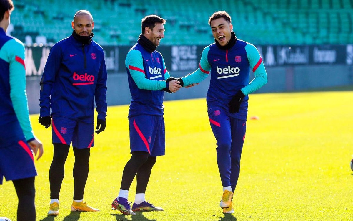 Braithwaite, Messi y Sergiño Dest, en el entrenamiento matinal en el Benito Villamarín. Braithwaite, Messi y Sergiño Dest, en el entrenamiento matinal en el Benito Villamarín.