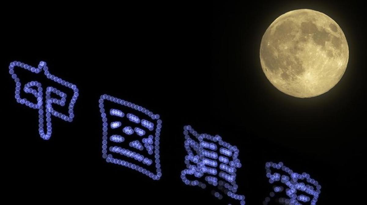 La luna llena de agosto en Pekín (China), en su máximo esplendor.