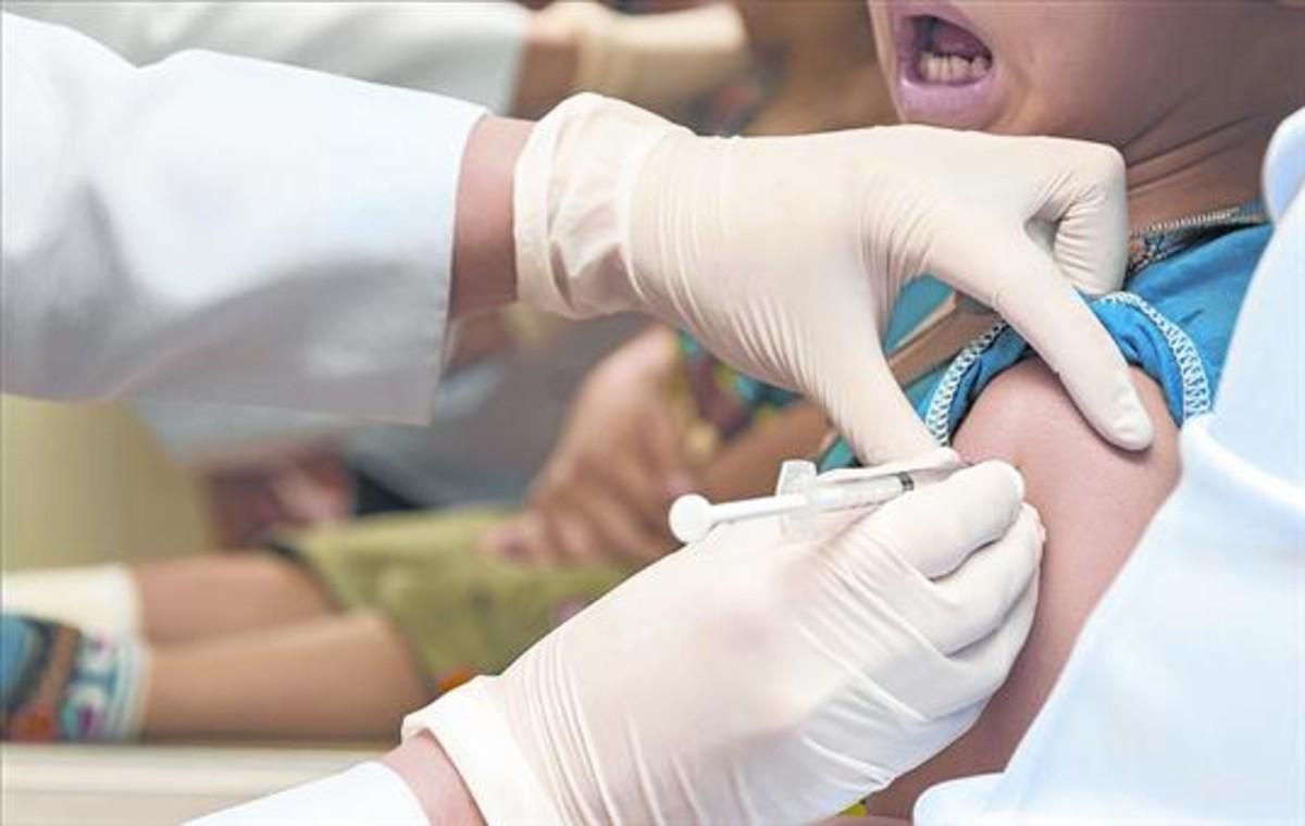 Vacunación de un menor en un hospital. Vacunación de un menor en un hospital.