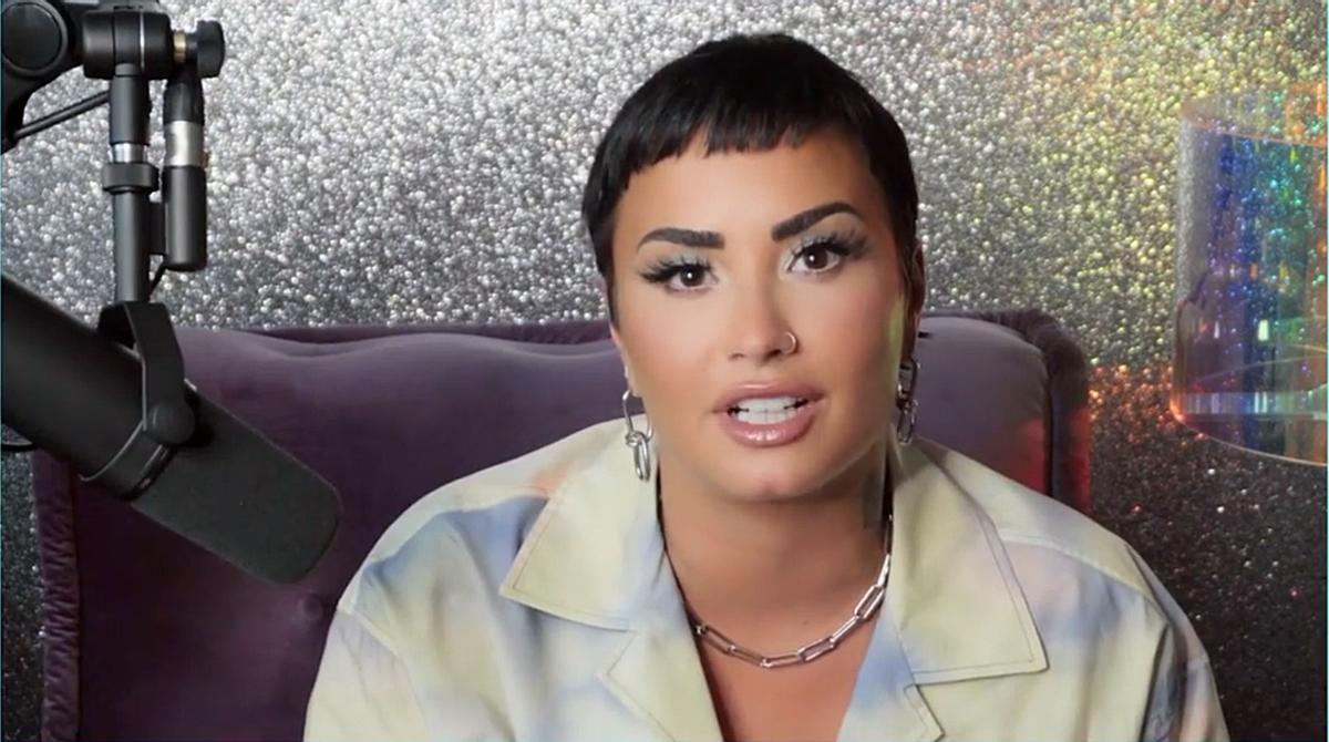 Demi Lovato es rapa el cap per donar la benvinguda al 2022