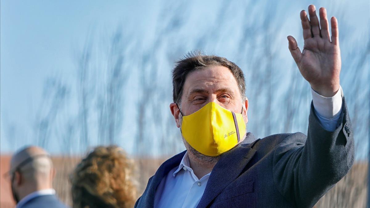 El presidente de ERC, Oriol Junqueras, saluda a los medios de comunicación al salir de prisión, a finales de enero. El presidente de ERC, Oriol Junqueras, saluda a los medios de comunicación al salir de prisión, a finales de enero.