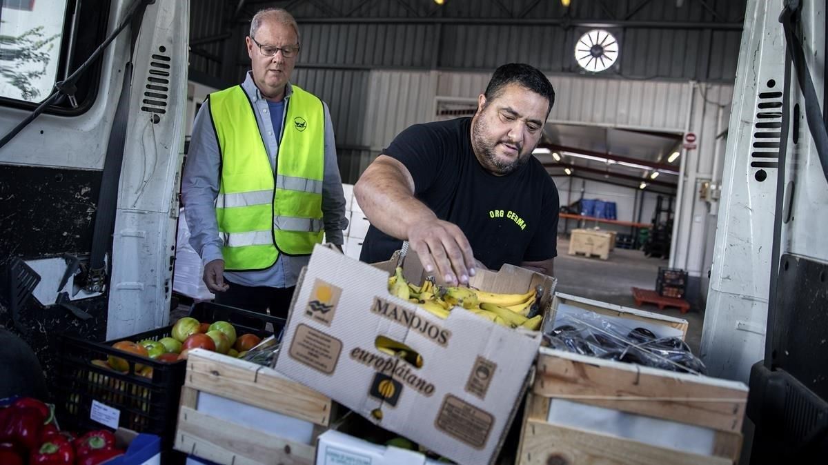Carga y descarga de mercancía en el nuevo almacén de alimentos frescos del Banc dels Aliments en Mercabarna. Carga y descarga de mercancía en el nuevo almacén de alimentos frescos del Banc dels Aliments en Mercabarna.