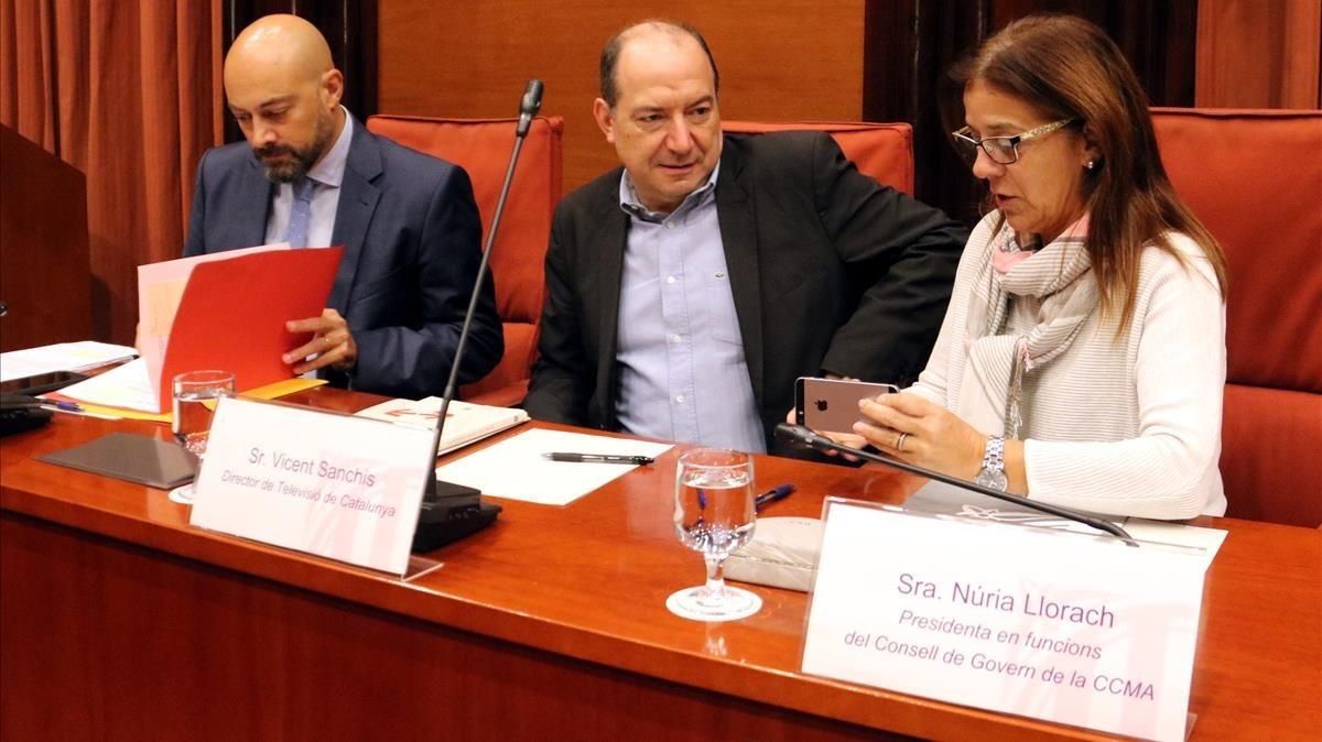 El director de Catalunya Ràdio, Saül Gordillo; el director de TVC, Vicent Sanchis, y la presidenta en funciones de la CCMA, Núria Llorach, en el Parlament. El director de Catalunya Ràdio, Saül Gordillo; el director de TVC, Vicent Sanchis, y la presidenta en funciones de la CCMA, Núria Llorach, en el Parlament.