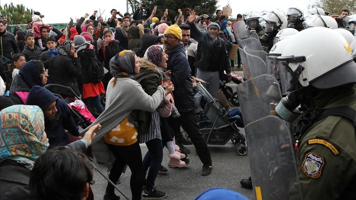 Un grupo de refugiados del campo de Moria se enfrenta a la Policía griega, este lunes. Un grupo de refugiados del campo de Moria se enfrenta a la Policía griega, este lunes.