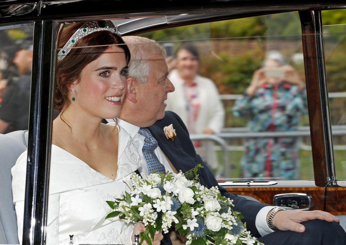 La princesa Eugenia de York, junto a su padre, el príncipe Andrés, a su llegada en coche al castillo de Windsor. La princesa Eugenia de York, junto a su padre, el príncipe Andrés, a su llegada en coche al castillo de Windsor.
