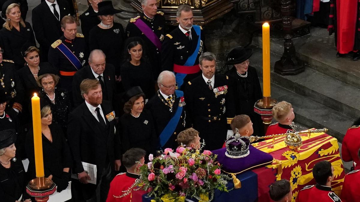 Juan Carlos I y Sofía, sentados junto a los actuales reyes de España, Felipe VI y Letizia, en el funeral de Isabel II, el lunes 19 de septiembre.