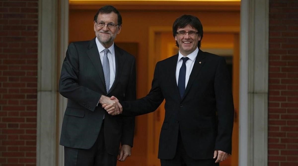 Mariano Rajoy y Carles Puigdemont durante la reunión que mantuvieron en el Palacio de la Moncloa. Mariano Rajoy y Carles Puigdemont durante la reunión que mantuvieron en el Palacio de la Moncloa.