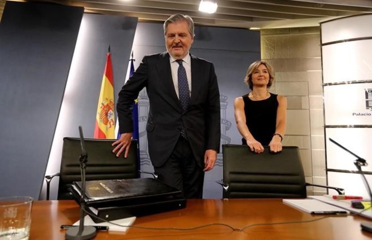 El ministro portavoz, Íñigo Mendez de Vigo, y la ministra de Agricultura, Isabel Tejerina, en la rueda de prensa posterior al Consejo de Ministros. El ministro portavoz, Íñigo Mendez de Vigo, y la ministra de Agricultura, Isabel Tejerina, en la rueda de prensa posterior al Consejo de Ministros.