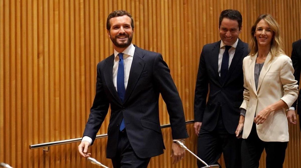 Pablo Casado llega a la reunión con diputados y senadores, este lunes en el Congreso. Pablo Casado llega a la reunión con diputados y senadores, este lunes en el Congreso.