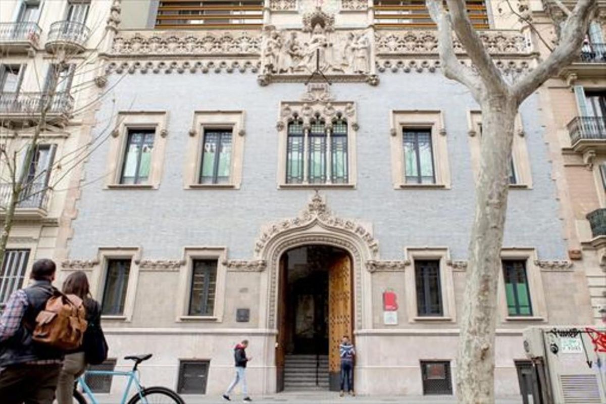 Fachada de la residencia geriátrica Francesc Layret, en la Gran Via. Fachada de la residencia geriátrica Francesc Layret, en la Gran Via.