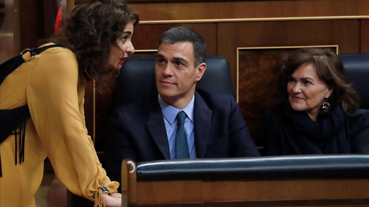 La ministra de Hacienda, María Jesús Montero, habla con el presidente Sänchez y la vicepresidenta Calvo, este miércoles La ministra de Hacienda, María Jesús Montero, habla con el presidente Sänchez y la vicepresidenta Calvo, este miércoles