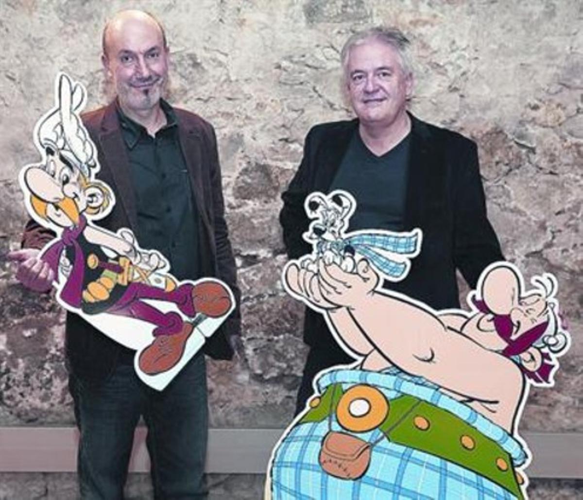 El guionista Jean-Yves Ferri, con Astérix, y el dibujante Didier Conrad, con Obélix, ayer en Barcelona.