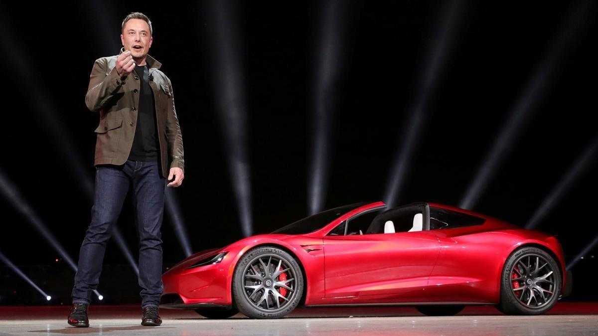 Musk presenta uno de sus modelos en noviembre del 2017.