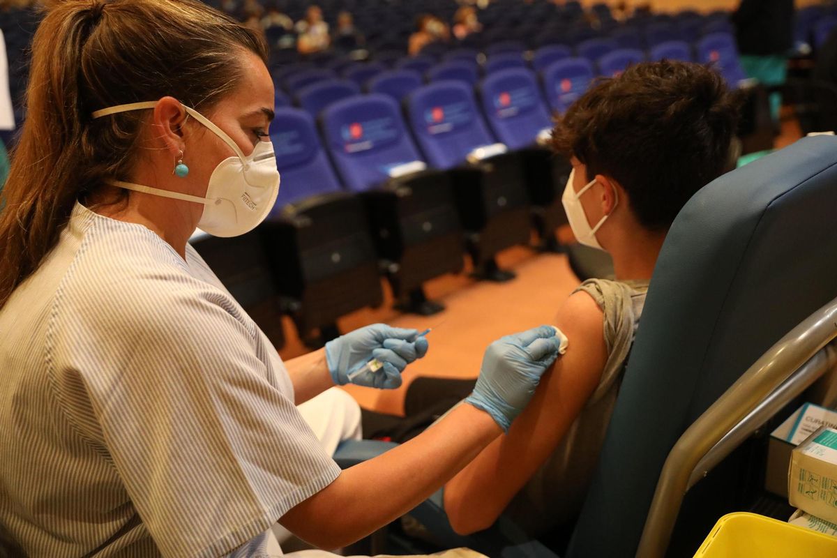 Una sanitaria vacunando a un menor contra el coronavirus. Una sanitaria vacunando a un menor contra el coronavirus.