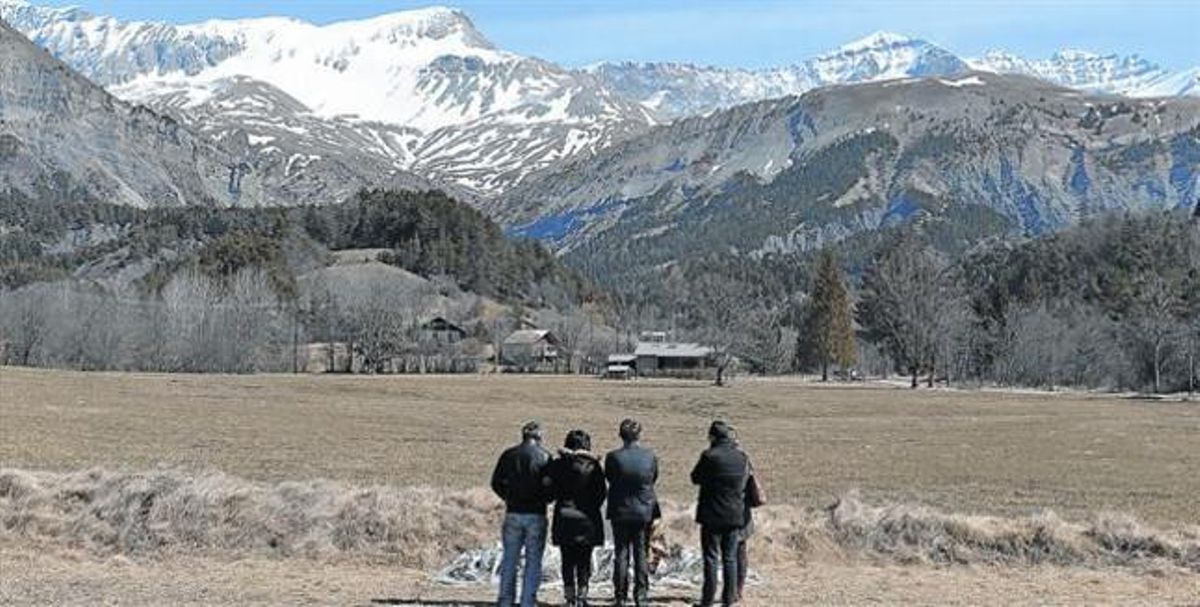Familiares de una de las víctimas españolas depositan flores en el monolito instalado en Le Vernet, en los Alpes. Familiares de una de las víctimas españolas depositan flores en el monolito instalado en Le Vernet, en los Alpes.