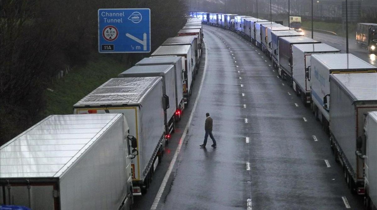Camiones parados en Kent cerca del puerto de Dover. 