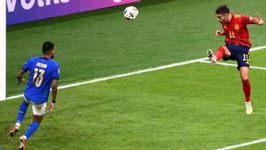 Ferran Torres marca de cabeza el segundo gol de España en San Siro.