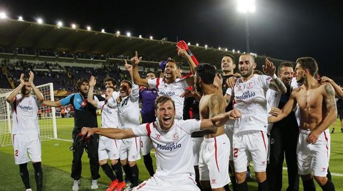 Los jugadores del Sevilla celebran la victoria ante la Fiorentina y el pase a la final de la Liga Europa. Los jugadores del Sevilla celebran la victoria ante la Fiorentina y el pase a la final de la Liga Europa.