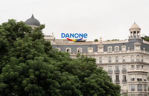 Cambio de logo de Danone en la plaza Francesc Macià de Barcelona por el Pride Barcelona