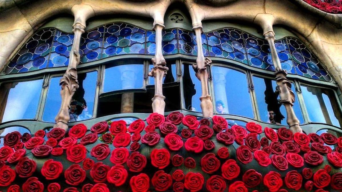 Ventanal adornado con rosas rojas de la Casa Batlló, en el paseo de Gràcia de Barcelona, para celebrar el día de Sant Jordi.