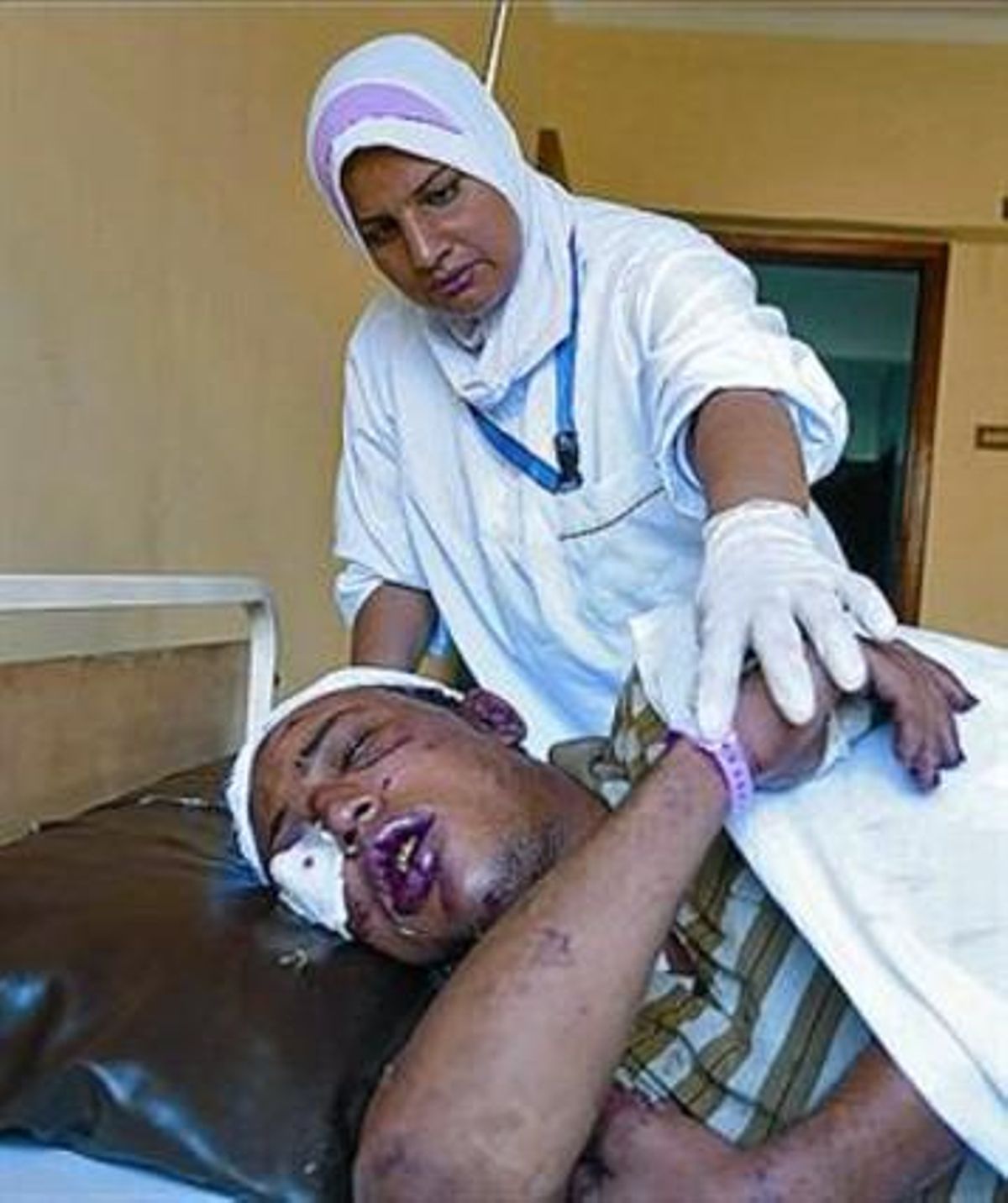 Un simpatizante de Mursi, en el hospital. Un simpatizante de Mursi, en el hospital.