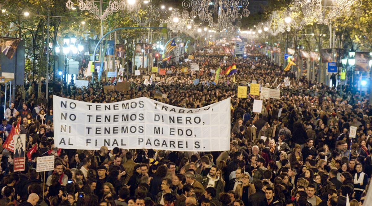 Manifestación general del 14-N de 2012 en el paseo de Gràcia, en su cruce con Diagonal. La jornada congregó a un millón de personas, según los sindicatos, y se vivió con relativa tranquilidad. Entre los participantes, representantes sindicales, organizaciones vecinales y movimientos de estudiantes integrados en la plataforma cívica Prou Retallades.