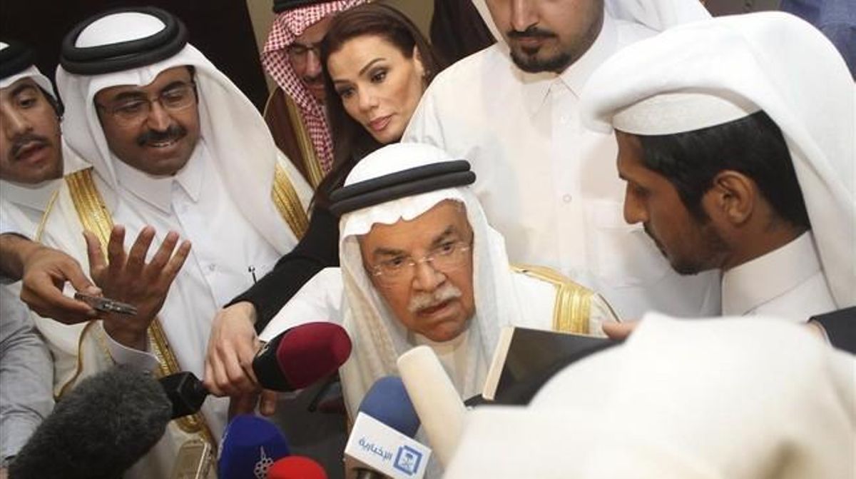 El ministro del Petróleo de Arabia Saudí, Ali al-Naimi , en el centro, habla con los medios tras la reunión de Doha. El ministro del Petróleo de Arabia Saudí, Ali al-Naimi , en el centro, habla con los medios tras la reunión de Doha.