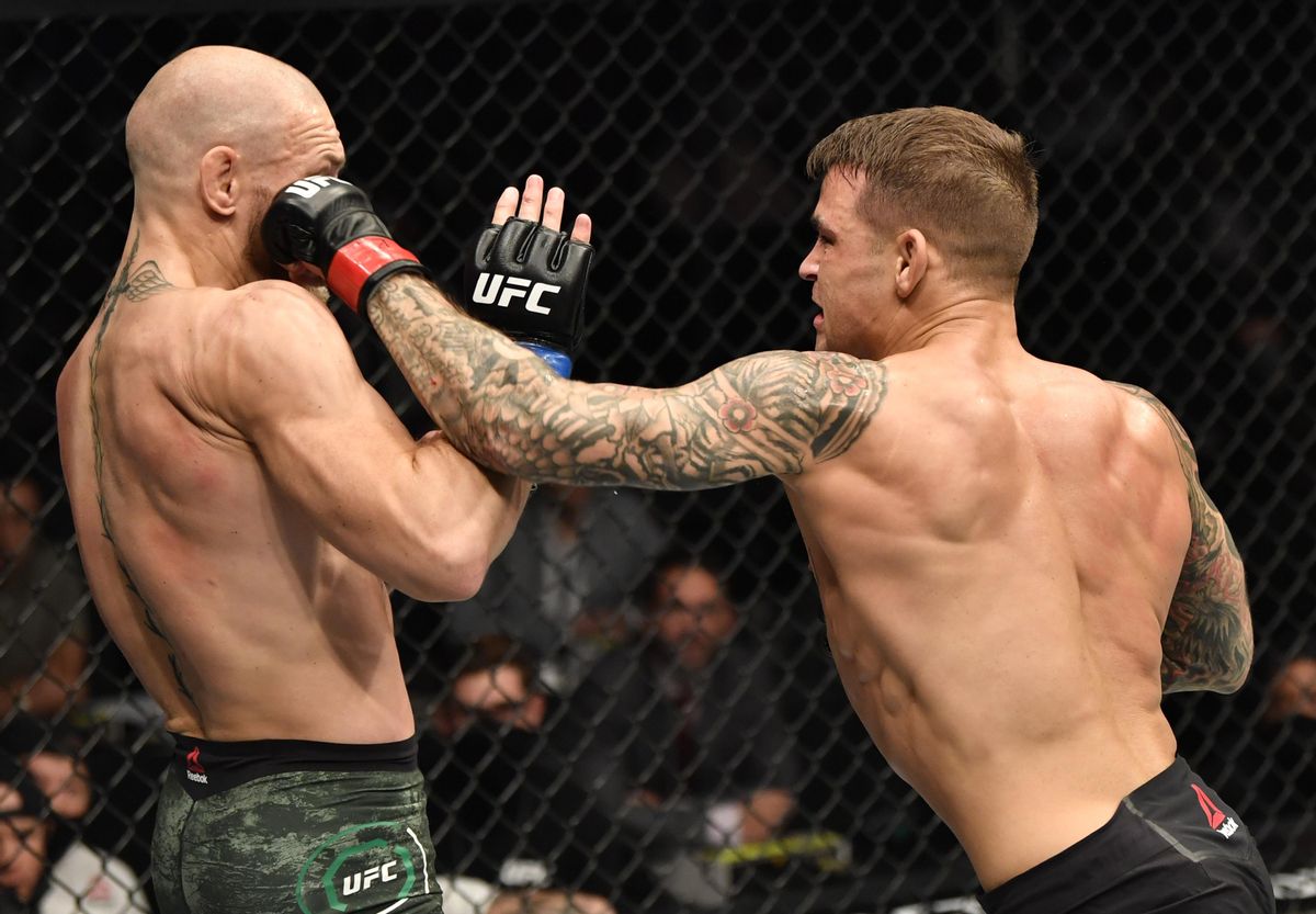 Dustin Poirier golpea Conor McGregor durante el UFC 257 Dustin Poirier golpea Conor McGregor durante el UFC 257