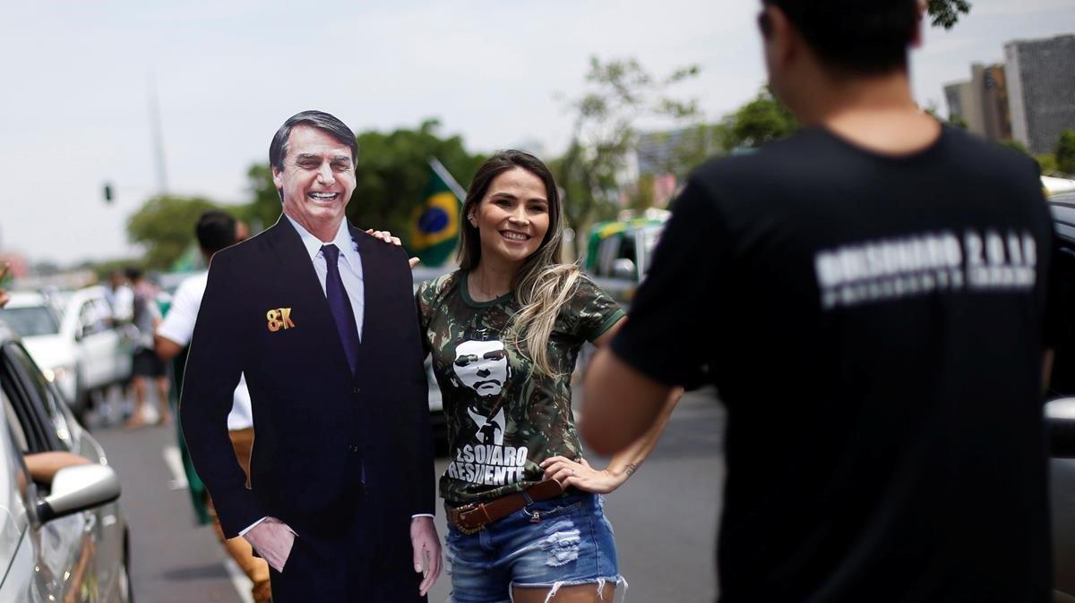 Una simpatizante posa junto a una fotografía tamaño natural de Jair Bolsonaro. Una simpatizante posa junto a una fotografía tamaño natural de Jair Bolsonaro.