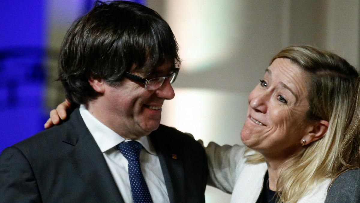 Carles Puigdemont y la presidenta de la Associació de Municipis per la Independència, Neus Lloveras. Carles Puigdemont y la presidenta de la Associació de Municipis per la Independència, Neus Lloveras.