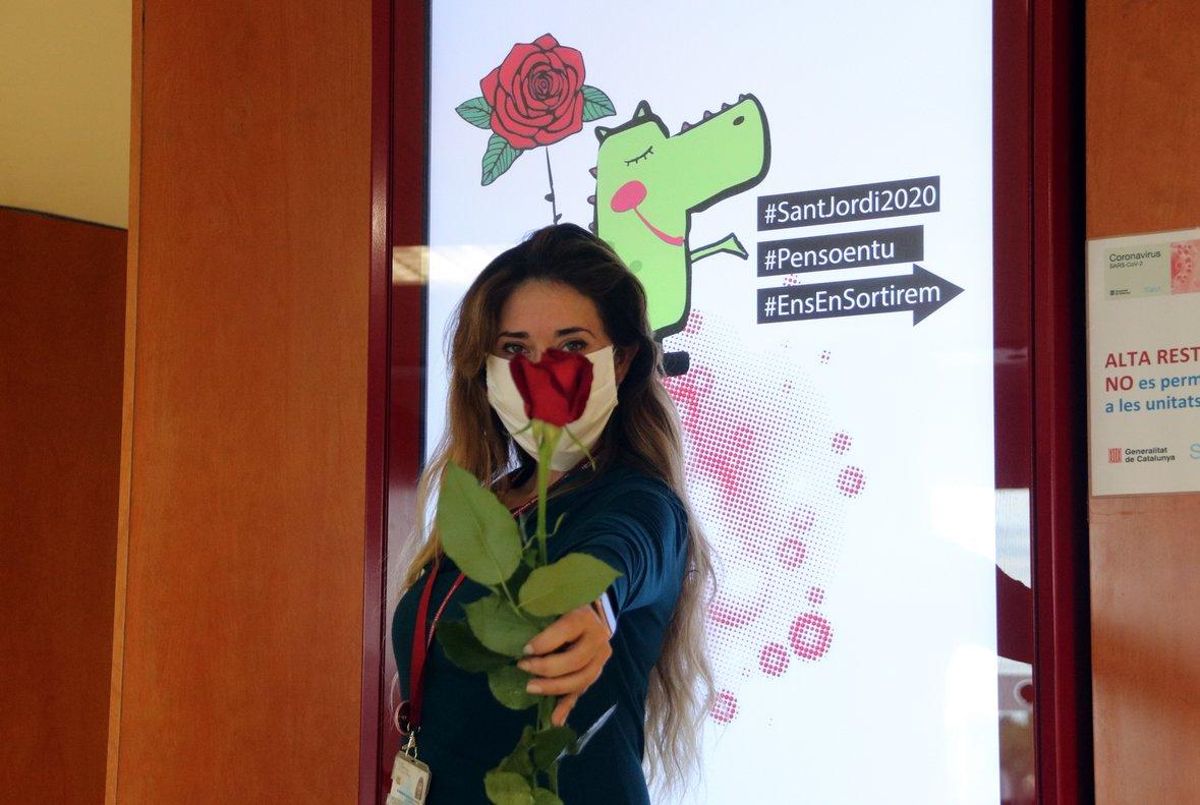 Una de las voluntarias que han entregado rosas al Hospital de Bellvitge el 23 de abril de 2020. Una de las voluntarias que han entregado rosas al Hospital de Bellvitge el 23 de abril de 2020.