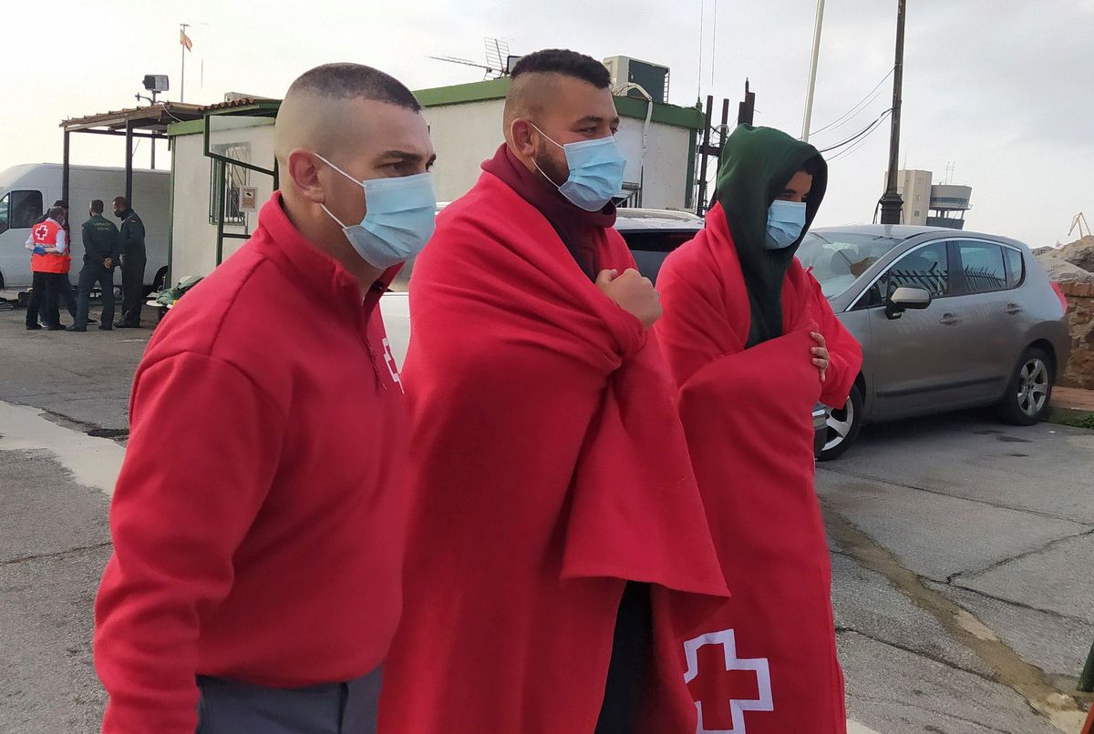 Dos inmigrantes marroquís son atendidos por un miembro de la Cruz Roja tras llegar a nado a Ceuta el pasado finde semana. Dos inmigrantes marroquís son atendidos por un miembro de la Cruz Roja tras llegar a nado a Ceuta el pasado finde semana.
