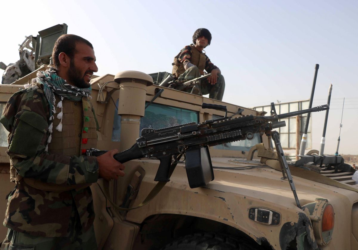Soldados del Ejército afgano vigilan un puesto de control en Guzara, en la provincia de Herat, ante el avance de los talibanes. Soldados del Ejército afgano vigilan un puesto de control en Guzara, en la provincia de Herat, ante el avance de los talibanes.
