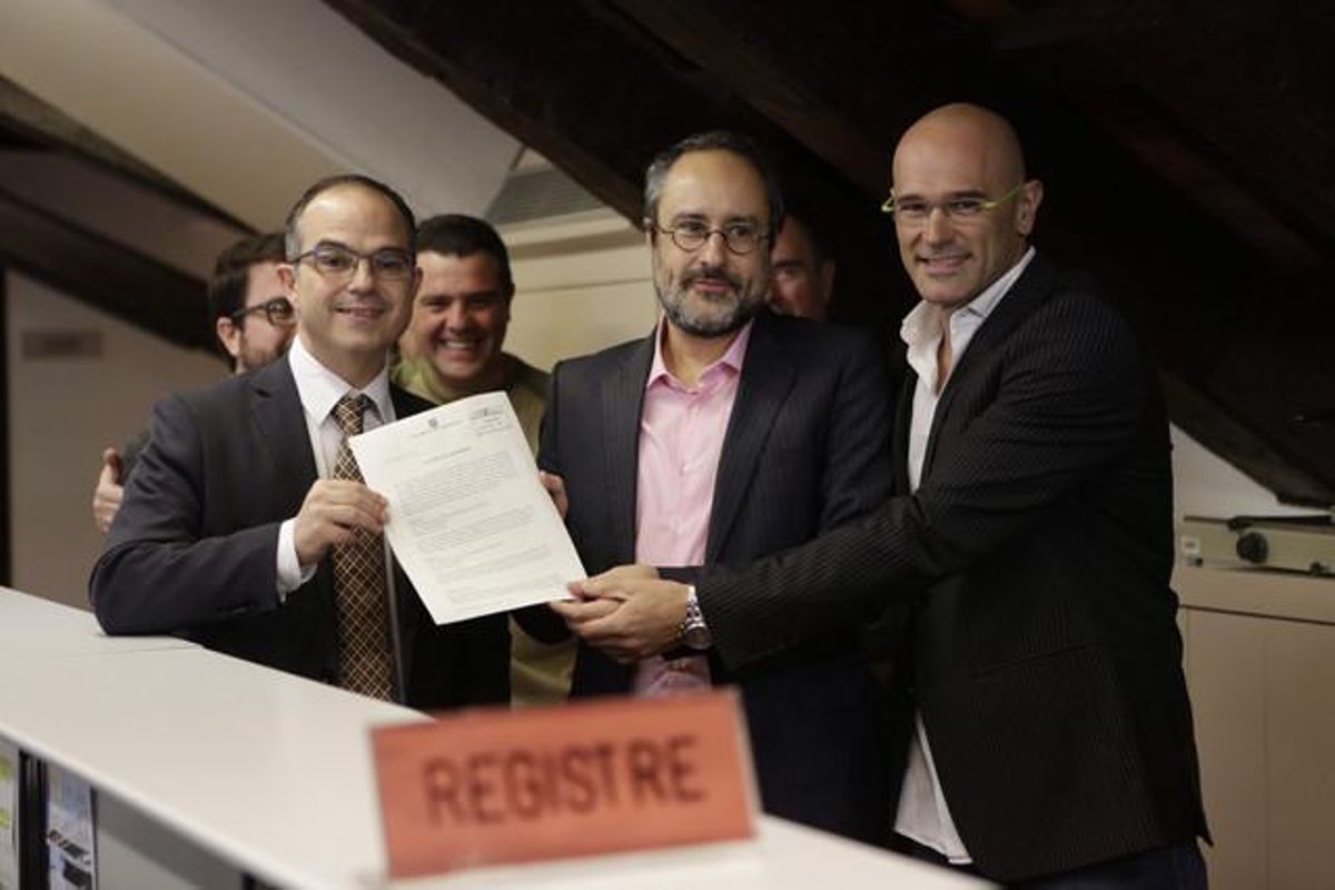 Los diputados de Junts pel Sí y la CUP presentan en el Parlament el anexo a su propuesta de resolución independentista. Los diputados de Junts pel Sí y la CUP presentan en el Parlament el anexo a su propuesta de resolución independentista.