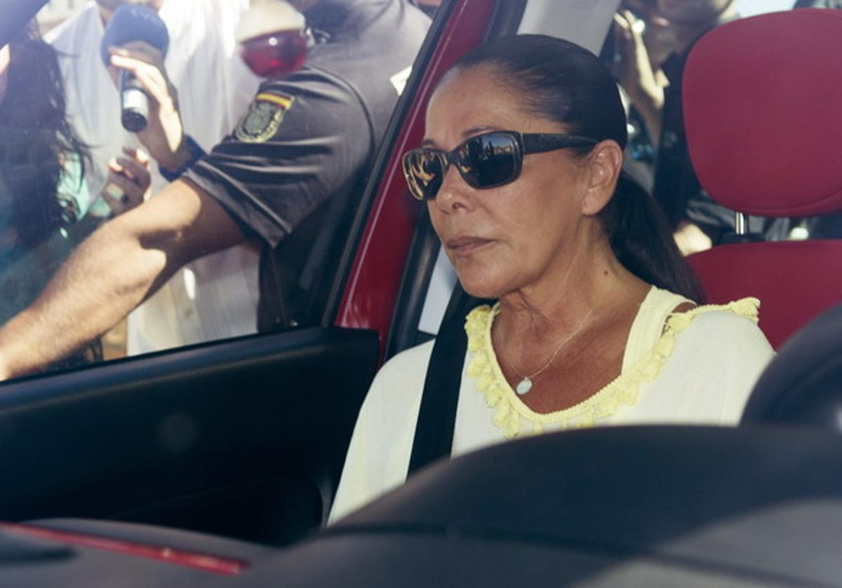 Isabel Pantoja en sus idas y venidas a la cárcel. Isabel Pantoja en sus idas y venidas a la cárcel.