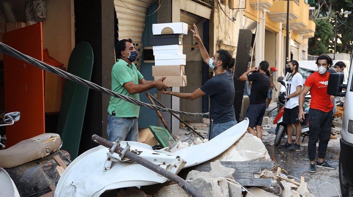 Varios comerciantes de Beirut tratan de recuperar parte de sus artículos entre las ruinas de la ciudad, este miércoles 5 de agosto. Varios comerciantes de Beirut tratan de recuperar parte de sus artículos entre las ruinas de la ciudad, este miércoles 5 de agosto.