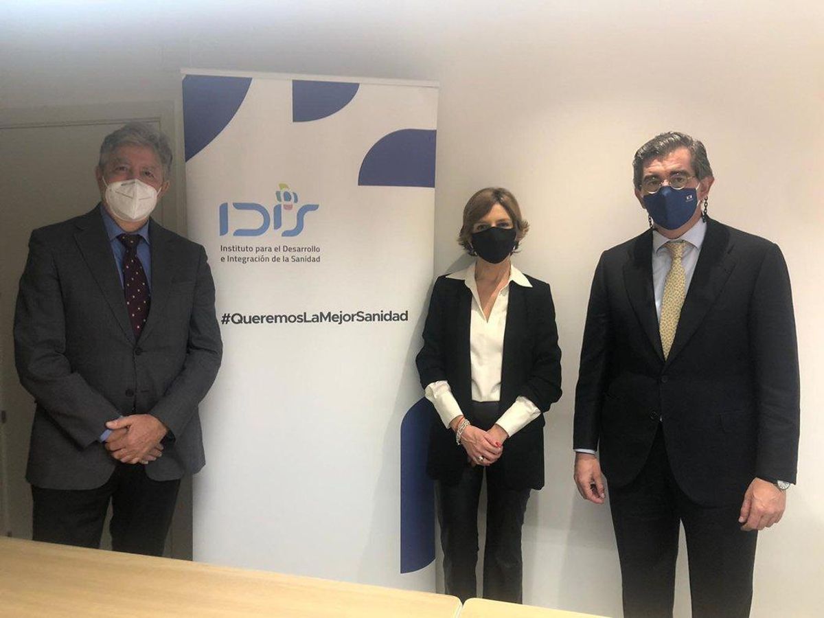 De izquierda a derecha Juan Abarca, Marta Villanueva y Ángel de Benito, presidente, directora y secretario general de la Fundación IDIS. De izquierda a derecha Juan Abarca, Marta Villanueva y Ángel de Benito, presidente, directora y secretario general de la Fundación IDIS.