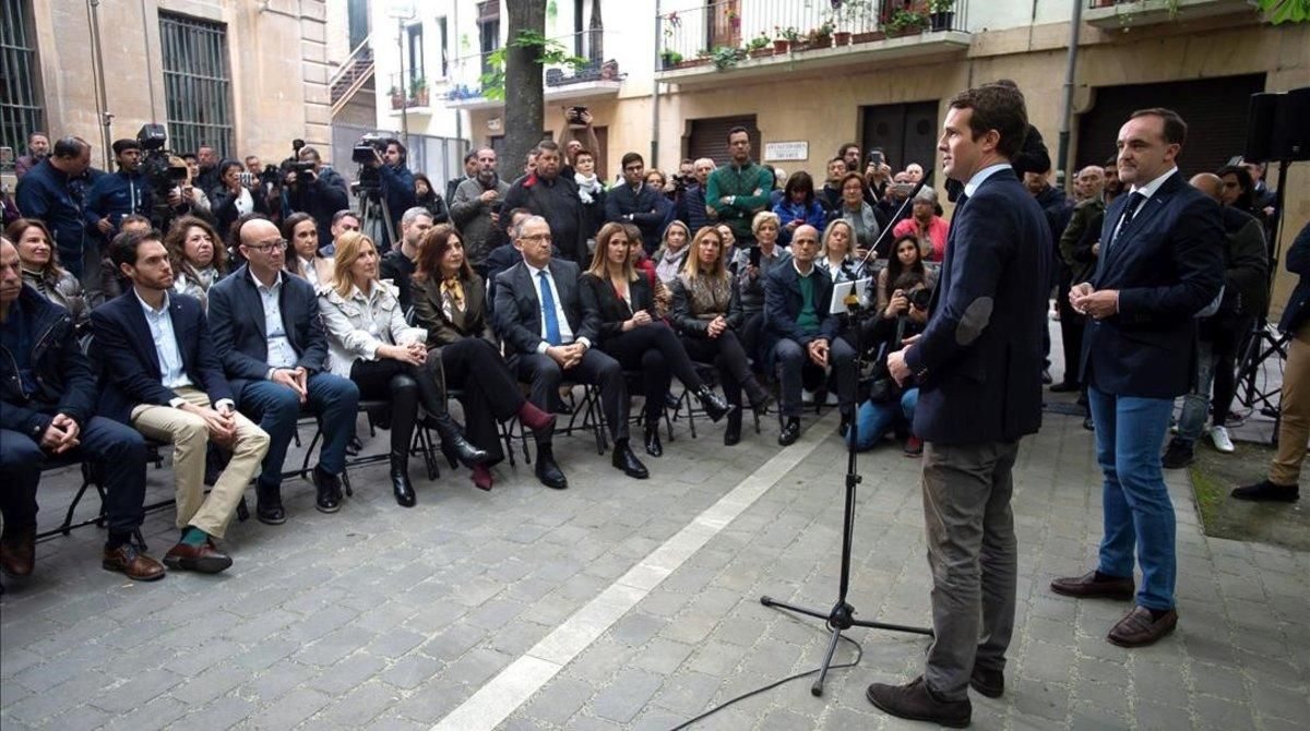 Pablo Casado, este Viernes Santo en un acto en la plaza de San José, al lado de la Catedral de Pamplona. Pablo Casado, este Viernes Santo en un acto en la plaza de San José, al lado de la Catedral de Pamplona.
