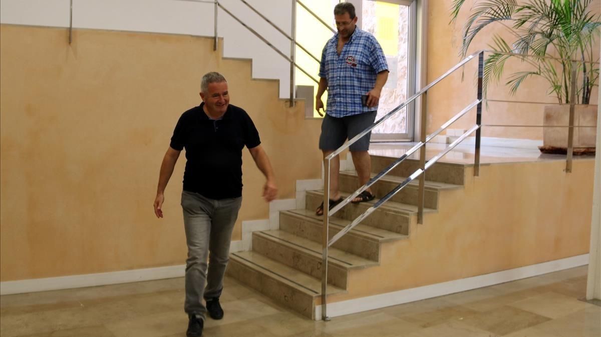 El delegado del Govern en las Terres de l’Ebre, Xavier Pallarés, y el representante del movimiento por la gratuidad de la AP-7. El delegado del Govern en las Terres de l’Ebre, Xavier Pallarés, y el representante del movimiento por la gratuidad de la AP-7.