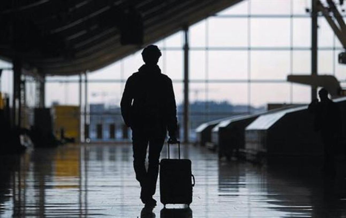 Un pasajero camina por la T-4 del aeropuerto de Barajas. Un pasajero camina por la T-4 del aeropuerto de Barajas.