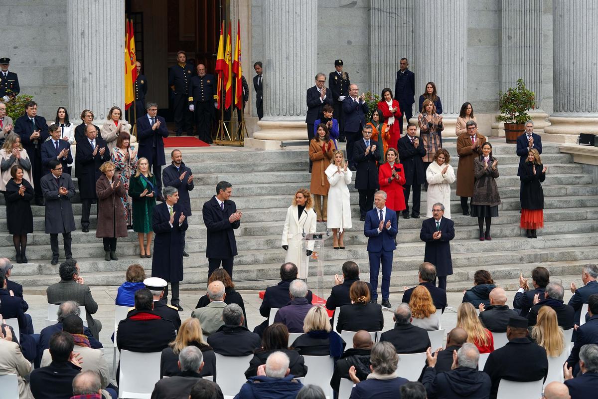 Pedro Sánchez y demás políticos y autoridades aplauden a la presidenta del Congreso, Meritxell Batet, en los actos del Día de la Constitución en Madrid.