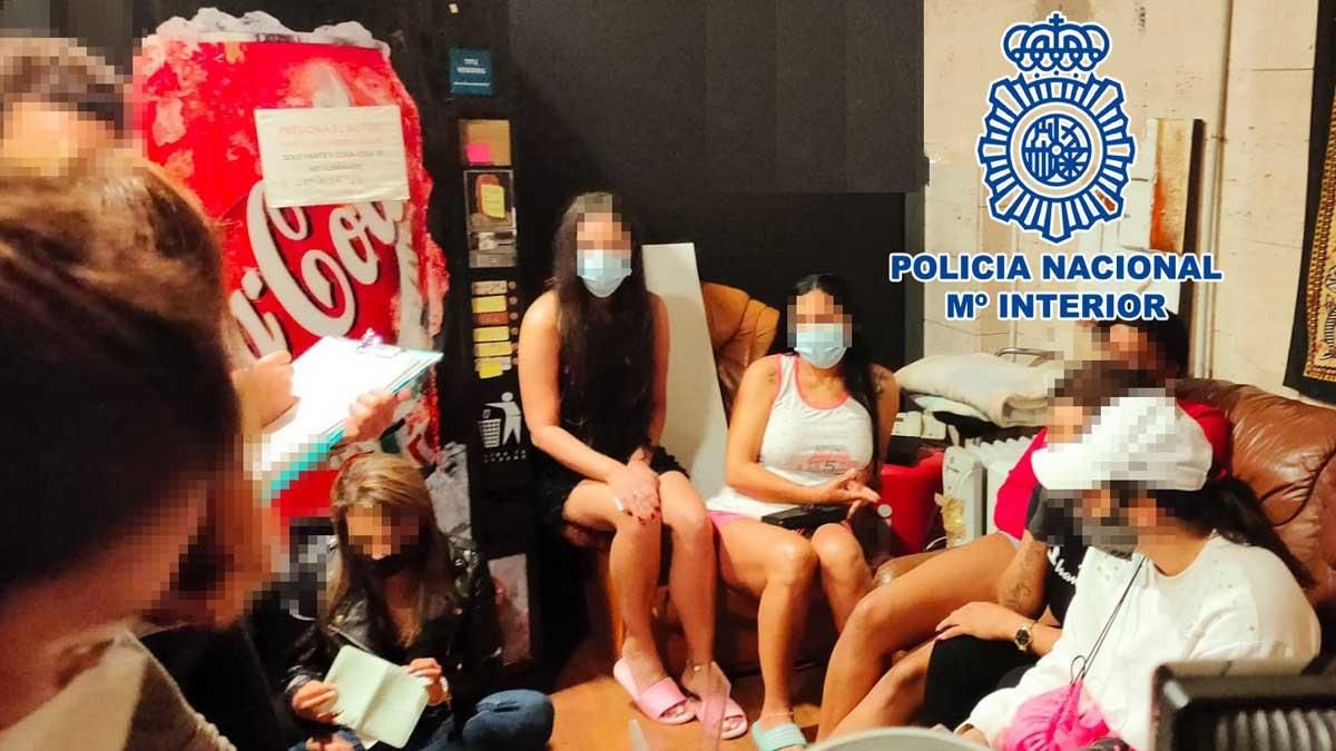 Algunas de las mujeres liberadas por los agentes de la Policía Nacional. Algunas de las mujeres liberadas por los agentes de la Policía Nacional.