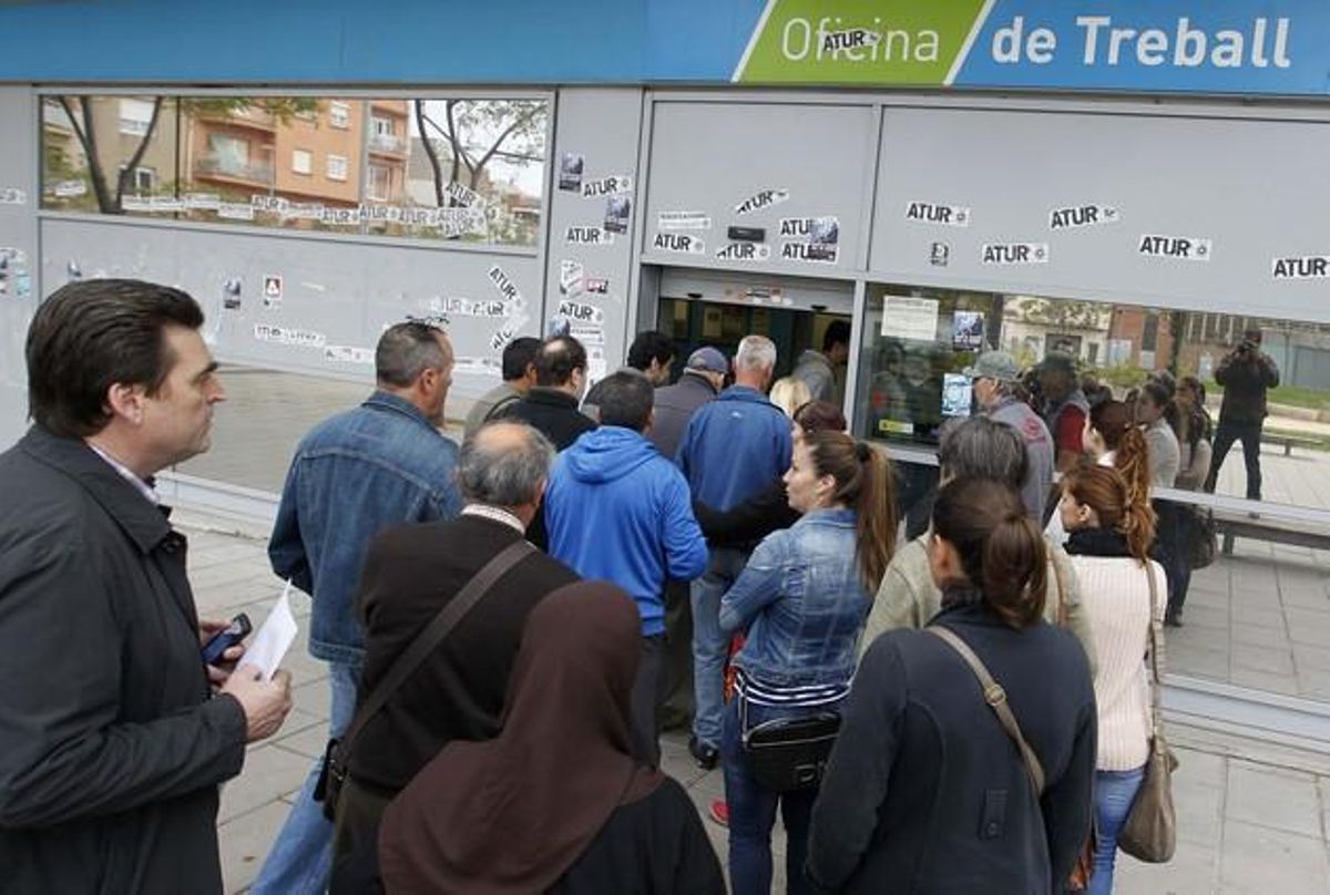 Un grupo de personas entra en una oficia de Treball en Badalona, el pasado abril. Un grupo de personas entra en una oficia de Treball en Badalona, el pasado abril.